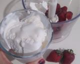 عکس مرحله 4 از دستور شیک توت فرنگی solmaz