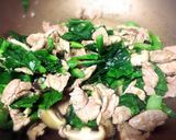 รูปขั้นตอนการทำที่ 8 ของ ผัดคะน้าฮ่องกงเห็ดหอมสดหมูสันใน