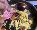 Foto langkah ke 4 dari resep Nasi Siram Telur dan Sosis.