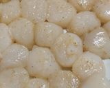 Foto langkah ke 2 dari resep Scallops with Garlic Butter Sauce.