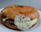 Foto del paso 11 de la receta: Sándwich🥯de cebolla🧅y tocineta🥞 caramelizada🥓con queso🧀en pan de almojábana🥯