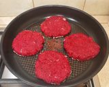 Foto del passaggio 4 della ricetta Hamburger di barbabietola
