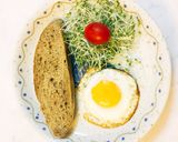 Hình bước làm 4 của món Eatclean: ăn sáng với trứng gà và bánh mì đen
