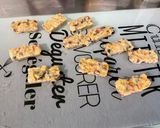 Une image de l'étape 8 de Pavés de chocolat blanc aux corn flakes et fruits confits.