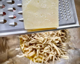 Foto del paso 3 de la receta: Gofre de patata y queso con salmón marinado casero y huevo poché