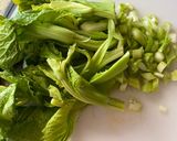 Hình bước làm 1 của món Cải xanh xào thìa là