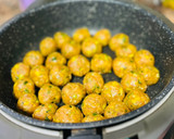Foto del paso 5 de la receta: Bolitas de pollo con pistachos 🐣 🌰 🥜 🍀