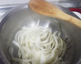 Foto del paso 1 de la receta: Salchichas encebolladas al vino