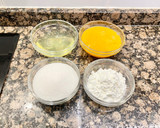 Foto del paso 1 de la receta: Pastel de yemas relleno con crema pastelera