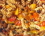 Foto del passaggio 6 della ricetta Fusilli con pomodori, peperoni, olive e basilico🍅🫑🫒