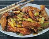 Foto del paso 5 de la receta: Alitas de pollo con ajos tiernos y salsa sweet chili
