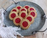 Foto langkah ke 6 dari resep Strawberry Butter Cookies.