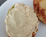 Foto del paso 5 de la receta: Mollete de burger de pollo con hummus y guacamole