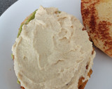 Foto del paso 5 de la receta: Mollete de burger de pollo con hummus y guacamole