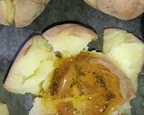A picture of step 4 of Smashed Garlic Potato 🥔.