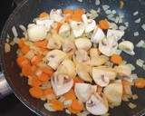 Foto del paso 8 de la receta: Albóndigas de pollo, pavo y jamón a la jardinera