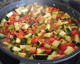 Foto del paso 3 de la receta: Pisto con puré de patata y flor de huevo