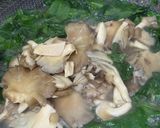 Gambar langkah 5 resipi Pucuk Manis & Cendawan Tumis Air Lada Hitam.