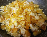 Foto del paso 2 de la receta: Huevos rotos con gulas