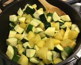 Une image de l'étape 5 de Pommes de terre et courgettes au bouillon de chapon.