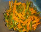 Foto langkah ke 2 dari resep Bumbu kuning buncis wortel pedas.