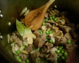 Foto del paso 3 de la receta Morcillo de ternera con guisantes, champiñones y aceitunas
