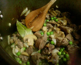 Foto del paso 3 de la receta: Morcillo de ternera con guisantes, champiñones y aceitunas