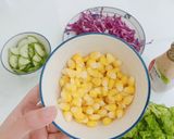 Hình bước làm 2 của món Salad rau củ mix xúc xích