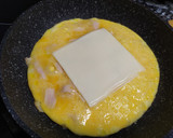 Foto del paso 4 de la receta: Tortilla francesa de pavo rellena de queso fundido