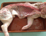 Foto del paso 2 de la receta: Cochinillo al horno
