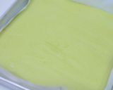 Foto langkah ke 5 dari resep Strawberry Matcha Roll Cake.