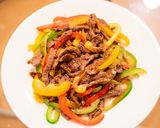 A picture of step 4 of Stir-fried beef and paprika with lemon.