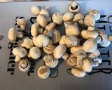 Une image de l'étape 1 de Champignons de paris à la crème d'ail et persil.