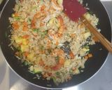 Gambar langkah 4 resipi Pineapple shrimp fried rice.