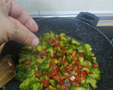 Foto del paso 4 de la receta: Salteado de brócoli, puerro y pimiento rojo