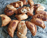Foto del paso 5 de la receta: Empanadillas fritas de bonito con cebolla y queso