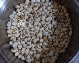 A picture of step 1 of Black-EyedPeas Gravy.