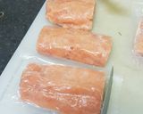 A picture of step 3 of Pan fried salmon with green beans and sauce.