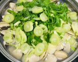 Hình bước làm 2 của món Nghêu nấu hành boa rô và cháo nghêu với rau mầm củ cải đỏ