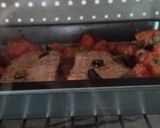 Foto del passaggio 4 della ricetta Salmone al forno con pomodori, olive e capperi