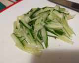 รูปขั้นตอนการทำที่ 1 ของ ยำถั่วงอกซูกินีแบบเย็น สไตล์จีน 凉拌豆芽黄果菜