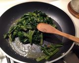 Foto del passaggio 2 della ricetta Vongole in guazzetto con cicoria
