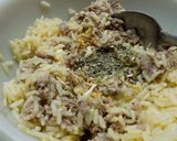 Foto del paso 4 de la receta: Tomates rellenos con arroz, atún y aceitunas (sin aderezo)