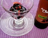Foto del paso 2 de la receta Copa de frutas con queso, nata y salsa de chocolate