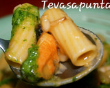 Foto del paso 1 de la receta: Macarrones (tortiglioni) con mejillones 🐚 🍅 🥓🌶 💚