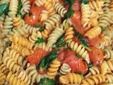Fideos con tomate y albahaca