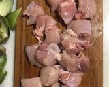 Foto del paso 3 de la receta: Pollo cinco ingredientes:(pollo, alcachofa, champiñones, romero y limón 🍋)