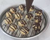 Foto langkah ke 5 dari resep Cheese Ball with Chocolate.