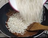 A picture of step 3 of Pop Rice Ladu.