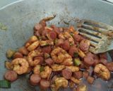 Foto langkah ke 3 dari resep Udang oseng campur sosis.